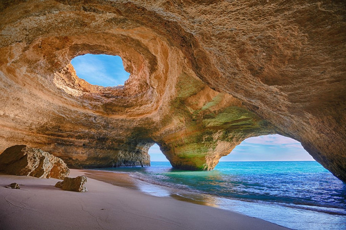 Algarve là hang động tuyệt đẹp nằm ở Bồ Đào Nha, được hình thành do sự bào mòn của sóng biển vào đá vôi. Du khách đến đây cũng có thể được nhìn ngắm những đàn cá heo bơi lội trong vùng biển xanh biếc. Ảnh: Theculturetrip.