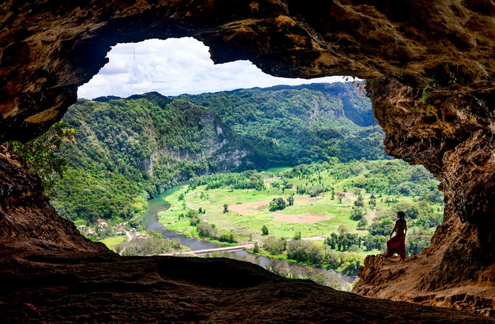 Hang động Cueva Ventana nằm trên vách đá vôi ở Arecibo, Puerto Rico. Tại đây, du khách sẽ cảm thấy choáng ngợp và thích thú khi được phóng tầm mắt nhìn ra thung lũng Río Grande de Arecibo. Ảnh: Trover.