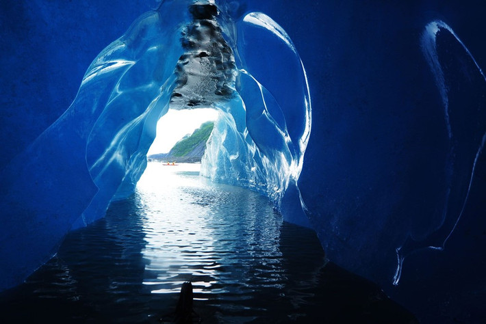 Chèo thuyền kayak qua những hang động băng ở Valdez, bang Alaska, Mỹ là hoạt động hấp dẫn du khách. Màu xanh hút mắt của nước biển hắt lên vòm động bằng băng tạo vẻ đẹp kỳ bí. Ảnh: Justluxe.