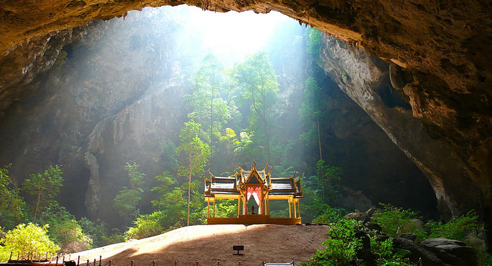 Thái Lan là nơi có rất nhiều hang động đẹp, thu hút hàng triệu du khách đến thăm mỗi năm, trong đó có động Phraya Nakhon. Không chỉ thu hút bởi cảnh tượng hùng vĩ, hang động rộng lớn này còn là nơi có điện thờ Royal Pavilion, được xây dựng năm 1890, nhân dịp nhà vua Chulalongkorn đến thăm. Ảnh: Thaizeit.