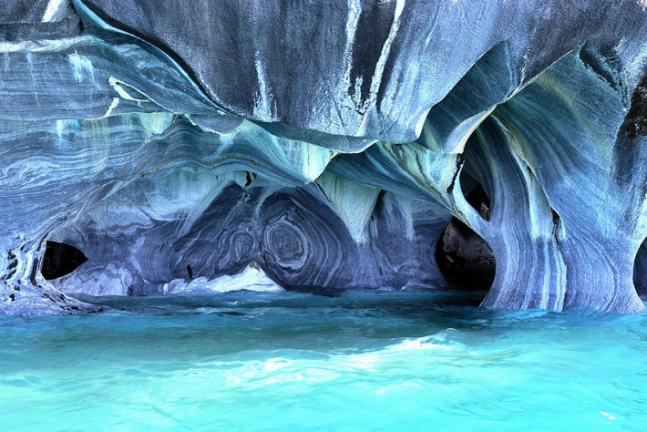 Marble Cathedral là hang động đầy nước có cấu trúc phức tạp, nằm trong lòng hồ General Carrera ở Patagonia, Chilê. Ánh mặt trời phản chiếu màu xanh của nước lên các đường vân đá, tạo nên cảnh tượng đẹp mắt khiến bất cứ ai được chiêm ngưỡng cũng cảm thấy choáng ngợp. Ảnh: Thousandwonders.