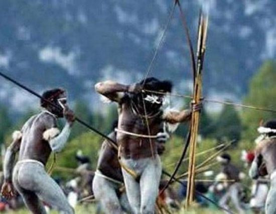 6. Tộc không chữ viết Sinh sống ở Zaire (Congo), tộc người này chưa bao giờ có hệ thống chữ viết, cũng không học tập tộc người khác phát minh ra chữ viết, càng chẳng có nhu cầu giao lưu với thế giới bên ngoài. Mọi kỹ năng sống đều được truyền khẩu từ đời này sang đời khác.