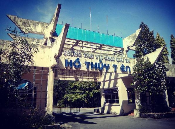 Thuộc xã Thủy Bằng, thị xã Hương Thủy, cách thành phố Huế khoảng 10 km về phía Tây Nam, hồ Thủy Tiên nằm giữa đồi thông với ngổn ngang những công trình bỏ hoang với chi phí hơn 70 tỷ đồng. Công viên hồ Thủy Tiên được xây dựng từ năm 2004. Nhưng sau một thời gian đưa vào khai thác thì công viên bị xuống cấp, kinh doanh không hiệu quả và bị bỏ hoang cho đến nay.