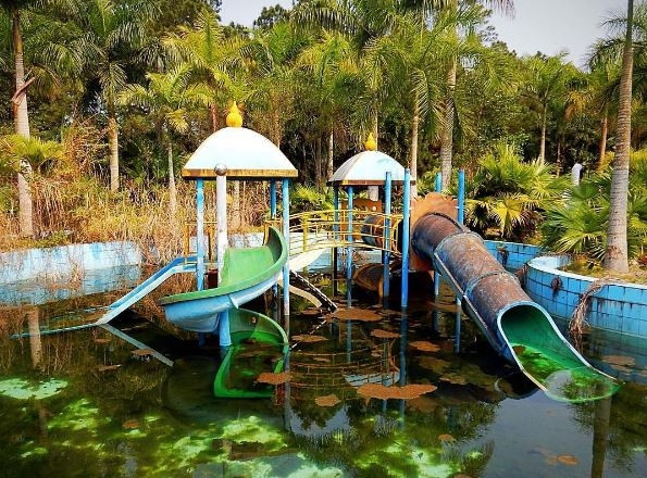 Tuy không gian có phần ảm đạm, u ám với những công trình cũ kĩ có thể khiến những người yếu bóng vía có cảm giác lạnh gáy nhưng cảm giác được khám phá một nơi đầy bí ẩn như vậy cũng thôi thúc nhiều người trẻ "xách ba lô lên và đi". Đây cũng là địa điểm dã ngoại, cắm trại khá lý tưởng của nhiều học sinh, sinh viên với khung cảnh tuyệt đẹp nằm trên ngọn đồi Thiên An – nơi được mệnh danh là “Đà Lạt xứ Huế”.