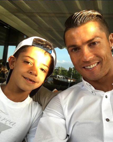 Cậu nhóc nhà Ronaldo đã mất răng cửa từ lâu nhưng đến giờ ông bố mới đăng ảnh.
