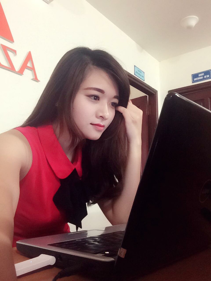 "Trước em làm lễ tân cho một công ty, trước khi làm việc ở quán karaoke em đã xin phép bố mẹ, người thân yêu và nói rõ nghề nghiệp của mình: em chỉ ngồi hát cùng với khách, rót bia cho khách và mời khách ăn hoa quả, ngoài ra không hề làm gì xấu xa cả. Em nói thực có những khách uống say vào hát cũng có gợi ý này nọ với em nhưng em nói thẳng "em không đi", hết giờ làm là em về nhà" - Bích rầu rĩ nói.