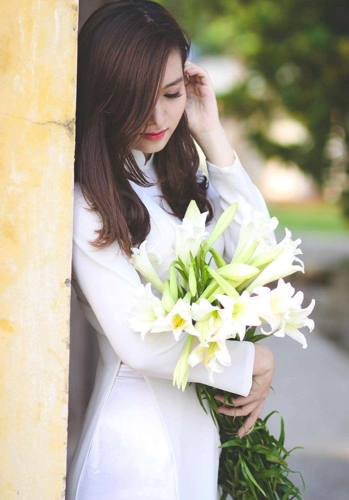 "Em mới đi làm chưa được 1 tuần thì quán bị cháy. Lúc đó, em với nhiều bạn khác, có cả bảo vệ dồn hết vào nhà tắm và la hét nhằm trông cậy người giúp đỡ. Tuy nhiên mọi nỗ lực đều không ăn thua. Em bảo với các bạn nếu cứ tiếp tục trốn ở đây sẽ kiệt sức mất và chết chắc. Lúc ấy em mặc váy, bên trong chỉ mặc áo ngực. Em từng xem phim thấy có người thoát khỏi đám cháy nhờ dùng tấm đệm mút nhúng nước và bịt mồm mũi nên em làm theo. Thật may mắn là em đã sống sót".