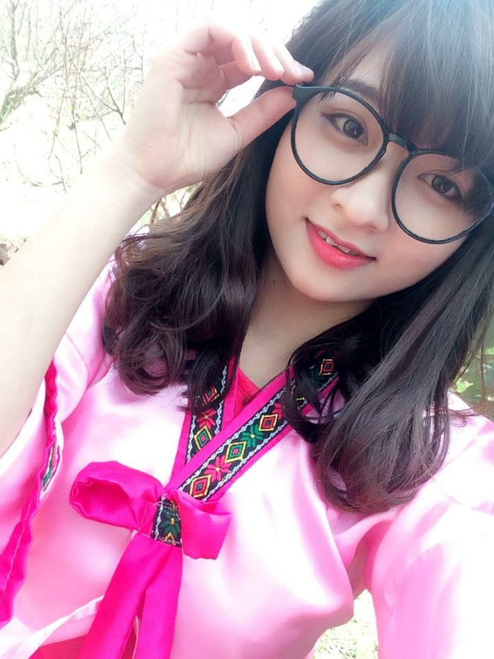 "Điều em buồn nhất, thất vọng nhất là sau khi nhìn tấm hình của em cầm chiếc áo ngực chạy khỏi đám cháy thì lại chửi rủa và nói rằng lúc ấy em ngồi hát với khách bị "khách lột hết đồ" nên vơ vội áo ngực và chạy ra ngoài, em rất buồn và đau khổ. Anh thấy đấy, giờ đi đâu em cũng bịt kín mặt mũi vì sợ, cũng không còn buồn trang điểm nữa. Em không thể hiểu sao mà họ lại nghĩ như vậy được" - Bích nói.