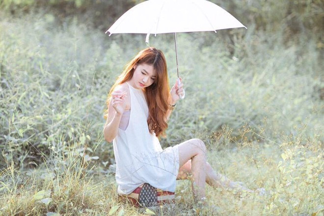 May trông dịu dàng, thanh thoát trong bộ váy trắng tinh khôi. Nhìn ở góc mặt này, y tá hot girl khá giống Á hậu Tú Anh.