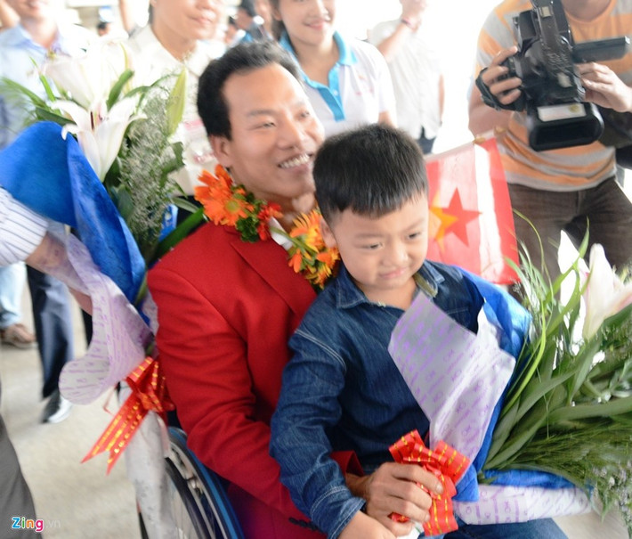Vừa ra khỏi sân bay, VĐV Lê Văn Công đã ôm chầm lấy cậu con trai Lê Tuấn Anh vào lòng. Anh liên tục nói: "Lại đây với bố con". Ở Paralympics vừa qua, đô cử này đã đoạt HCV hạng cân 49 kg, đồng thời phá luôn kỷ lục Paralympics lẫn thế giới.