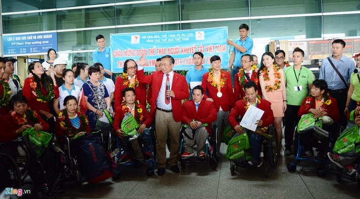 Trưởng đoàn thể thao Paralympics Việt Nam Phạm Văn Tuấn động viên các VĐV khi trở về nhà. Đây là kỳ Thế vận hội thành công của thể thao khuyết tật Việt Nam khi lần đầu tiên giành được huy chương.