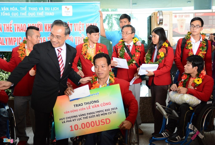 Đông đảo các đơn vị tài trợ đã có mặt tại sân bay Tân Sơn Nhất để tặng tiền thưởng cho các VĐV. Lê Văn Công được một doanh nghiệp tặng 10.000 USD (hơn 220 triệu đồng) nhờ tấm HCV Paralympics vừa qua. Bên cạnh đó, anh còn nhận thêm hàng loạt khoản thưởng khác từ Tổng cục TDTT, đơn vị chủ quản....