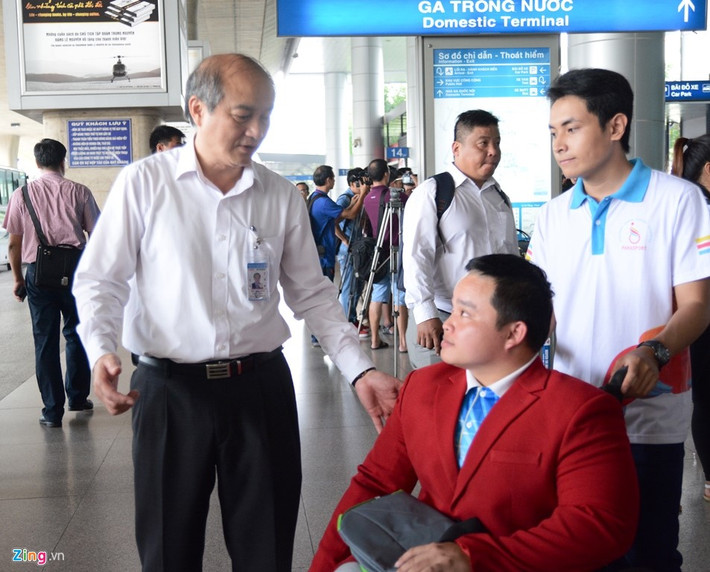 Tổng cục trưởng Tổng cục TDTT Vương Bích Thắng an ủi VĐV cử tạ Nguyễn Bình An. Ở Paralympics vừa qua, anh đã thi đấu không thành công ở hạng cân dưới 54 kg, để vuột tấm huy chương đáng tiếc.