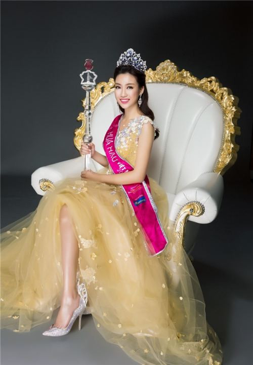 Sau khi đăng quang cuộc thi HHVN 2016, BTC đã chuẩn bị rất nhiều hình ảnh cũng như thông tin về tân HH Mỹ Linh. Mới đây, một trong những bộ ảnh đẹp nhất của HH Mỹ Linh được tung ra. Trong đó tân hoa hậu xinh đẹp với những bộ cánh rực rỡ và lộng lẫy. Điều thú vị là, Mỹ Linh diện một thiết kế đẹp mắt mà trước đó đã được HHVN 2014 Đặng Thu Thảo và HHVN 2004 Nguyễn Thị Huyền yêu thích. Pha đụng hàng thú vị này nhanh chóng thu hút truyền thông và tín đồ thời trang . Mỗi hoa hậu lại mang đến một vẻ đẹp riêng biệt đầy thú vị.