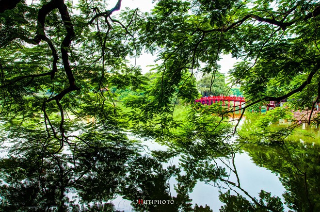 Cầu Thê Húc (hồ Gươm, Hà Nội) yên bình trong một sáng mùa thu.