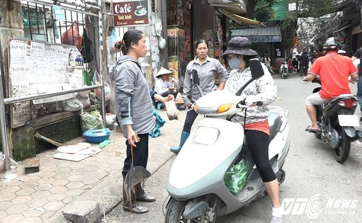 Chợ tạm vỉa hè bị dẹp trong chiến dịch văn minh đô thị, chị Uyên nghĩ ra cách buộc dây vào cá mang đi bán dạo quanh các ngõ nhỏ trên phố Yên Phụ (Ba Đình, Hà Nội). (Ảnh: Tùng Lâm)