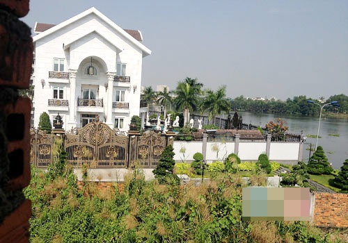 Căn biệt thự hoành tráng của Hà Tăng.
