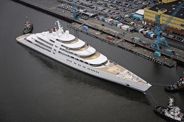 Azzam (650 triệu USD): thuộc sở hữu của Sheikh Khalifa bin Zayed al-Nayan, chủ tịch Tiểu vương quốc Ả-rập thống nhất. Tốc độ của nó khá nhanh với 30 hải lí/giờ và nội thất sang trọng được thiết kế bởi nhà trang trí nội thất Pháp Christophe Leoni.