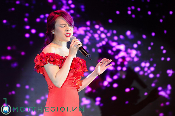 Tối qua Mỹ Tâm cũng không quên gửi tặng khán giả có mặt tại sự kiện ca khúc "Như một giấc mơ".