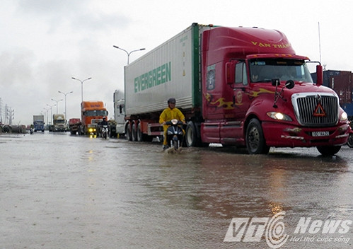 Từng đoàn phương tiện nối đuôi nhau "bơi qua sông".
