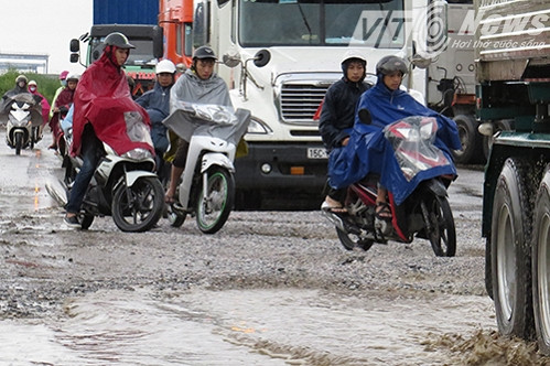 Mệt mỏi sau 1 ngày lao động, người dân lại phải gồng mình đi qua “Con đường tử thần” này.