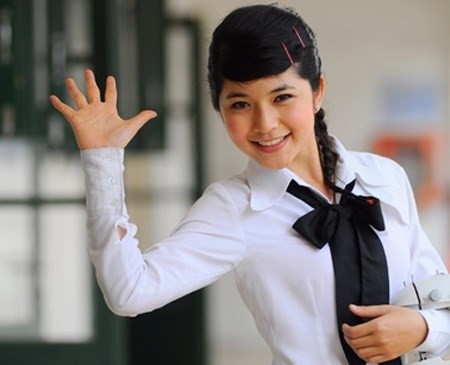 Diễn viên Mai Chi 'Nổi đình nổi đám' với vai diễn Lala tinh nghịch, đáng yêu trong Bộ tứ 10A8, Mai Chi nhanh chóng vụt lên thành gương mặt hot girl - diễn viên có lượng fan đông đảo nhất nhì thời bấy giờ. Sở hữu gương mặt xinh đẹp với các đường nét gần như hoàn hảo, Mai Chi được rất nhiều đạo diễn ưa thích với những dự án phim lớn nhỏ. Kết hợp cùng lối diễn xuất cực kì tự nhiên, không ít người dự đoán cô gái sinh năm 1990 sẽ làm nên chuyện trong làng giải trí Việt.