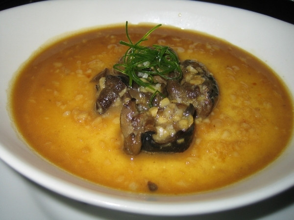 Nhật Bản - Chawan Mushi Thực đơn bữa sáng độc đáo đón chào người Nhật thức dậy là món trứng hấp sữa truyền thống mang tên Chawan Mushi. Trứng được đánh tan với sữa, nước tương, rượu mirin, dashi, nấm đông cô, gà hoặc hỗn hợp cá và tinh bột. Đây là món ăn sáng cầu kì hiếm thấy trên thế giới nhưng không kém phần ngon miệng và bổ dưỡng.