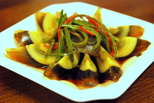 Trung Quốc - Trứng thế kỷ Trứng là lựa chọn cho bữa sáng phổ biến trên toàn thế giới. Nhưng ở Trung Quốc, nhiều người lại lựa chọn loại trứng có mùi vị lạ lùng để bắt đầu ngày mới - trứng thế kỷ. Trứng thế kỷ là loại trứng được ngâm trong hỗn hợp đất sét, muối, tro, vôi và gạo. Sau một thời gian nhất định, lòng đỏ trứng sẽ chuyển sang màu xanh, lòng trắng trứng hóa màu đen cùng mùi hăng khá "sốc".