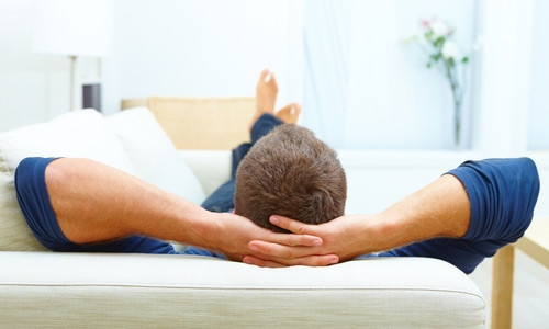 Nghỉ ngơi đủ trước khi uống rượu. Một cơ thể mệt mỏi hay căng thẳng sẽ khiến bạn khó có thể có một bữa tiệc thoải mái. Cơ thể mệt mỏi là một trong những lý do khiến bạn rất dễ say khi uống rượu. Do đó, hãy đảm bảo cân bằng quá trình nghỉ ngơi trước khi ngồi vào bàn tiệc.