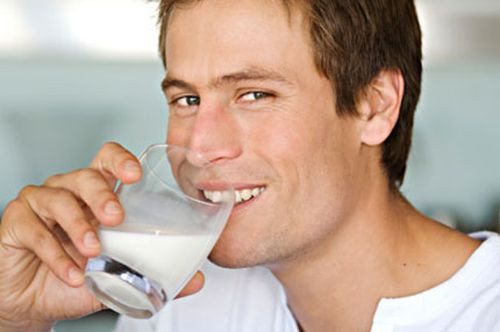 Kết hợp đồ uống không có cồn khác. Trong lúc uống rượu, nếu bạn lựa chọn các đồ uống không cồn khác như nước lọc, nước trái cây uống kèm sẽ rất có lợi. Việc này không chỉ giúp bạn uống rượu tốt hơn mà còn giúp giảm tác hại của rượu.