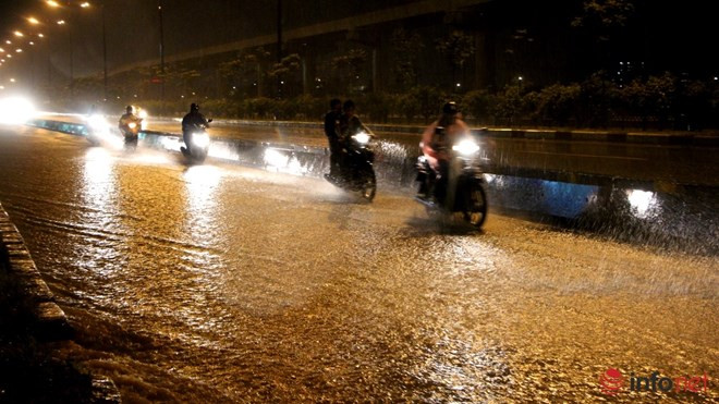 Đặc biệt tại đoạn đường gần khu Công nghệ cao nước tràn vào làn xe máy khiến khoảng 3km qua đây như một con sông nhỏ, nước chảy siết.