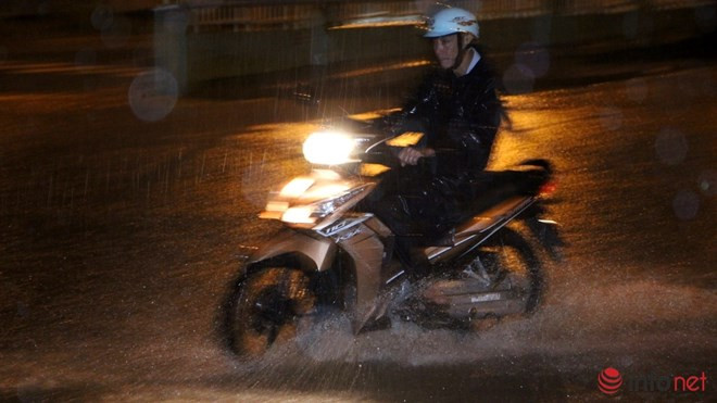 Do đường dốc nên nước rút đi khá nhanh, khoảng 1h sau mưa dòng nước nhỏ dần và cạn hẳn.