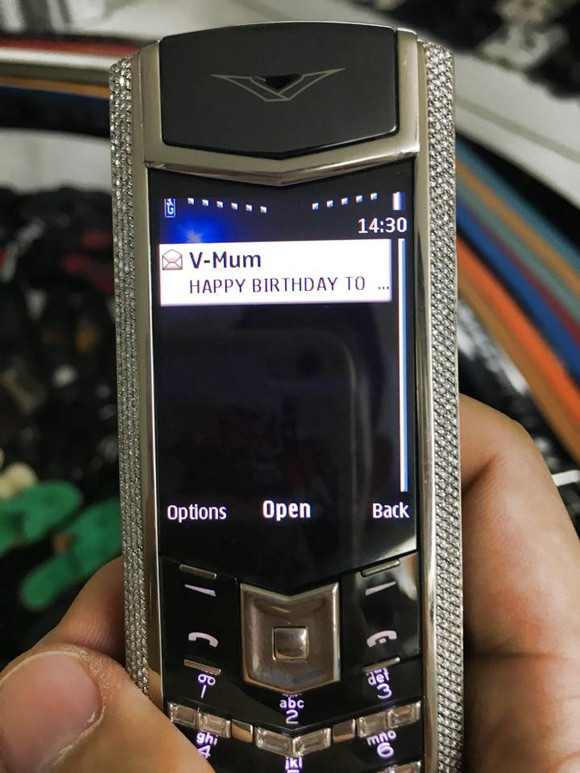 Chiếc điện thoại Vertu mạ vàng và kim cương của Minh Nhựa có giá khoảng 1,9 tỷ đồng.