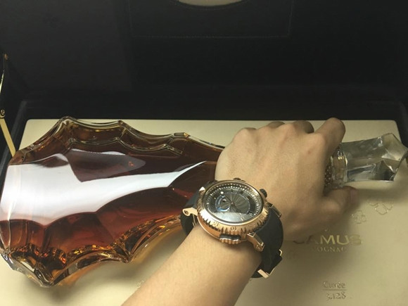 Chiếc đồng hồ hạng sang đến từ thương hiệu vô cùng nổi tiếng Richard Mille mà giới chơi đồng hồ xa xỉ ai cũng biết. Chiếc đồng hồ này là Richard Mille RM 11-01 Roberto Mancini là phiên bản giới hạn được làm cho cựu huấn luyện viên đội bóng Manchester City. Đồng hồ bằng chất liệu vàng hồng và có giá niêm yết 160,000 USD (khoảng 3 tỷ 6).