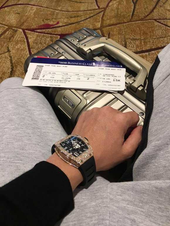 Cận cảnh chiếc đồng hồ Richard Mille nạm kim cương Minh Nhựa được gia đình tặng trong dịp sinh nhật có giá 200,000 USD (khoảng 4 tỷ 4).
