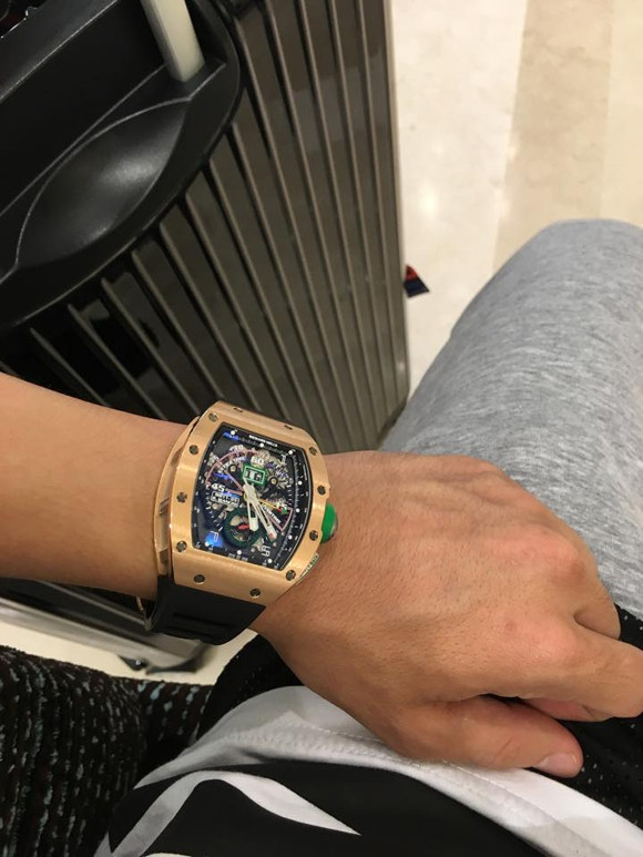 Chiếc đồng hồ đến từ thương hiệu Richard Mille chất liệu vàng hồng có giá 160,000 USD (khoảng 3 tỷ 6).