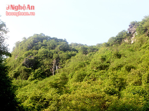 Trên dãy Yên Mỹ ở thung lũng Bài Sơn có nhiều hang động đẹp, trong đó đẹp nhất là hang Mặt Trắng. Từ chân núi vượt đường dốc gần 1km thì tới cửa hang, hang nằm ở lưng chừng núi.