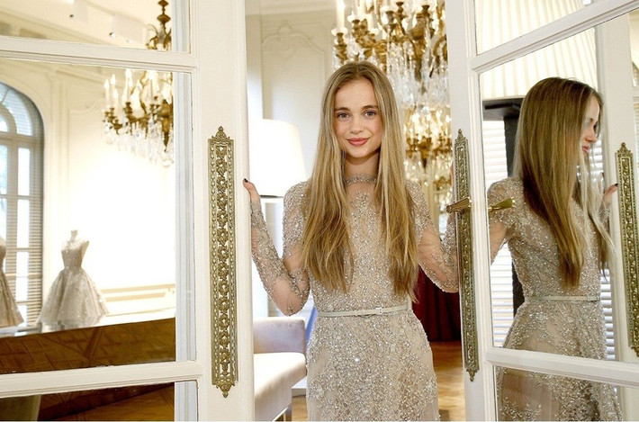 2. Amelia Windsor (20 tuổi, Anh) là cháu gái vua George V, con gái út trong gia đình 5 thành viên của bá tước St Andrews George Windsor. 9X là thành viên đầu tiên ở dòng dõi hoàng gia xuất hiện trên trang bìa tạp chí Tatler. Tiểu thư nước Anh có niềm đam mê đặc biệt với thời trang. Cô cũng dành nhiều thời gian học tập để trở thành nhà báo.