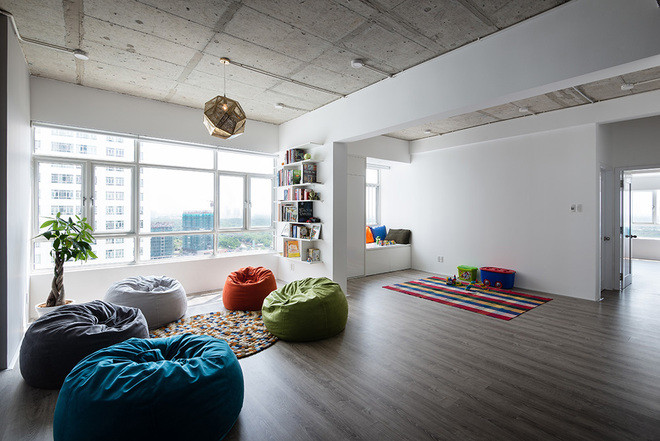 Thiết kế nội thất phòng khách không những rất thoáng rộng mà còn tạo view đẹp ra khung cảnh bên ngoài. Gia chủ không dùng sofa mà thay vào đó là ghế lười, tạo sự linh hoạt và rất tiện cho trẻ nhỏ.