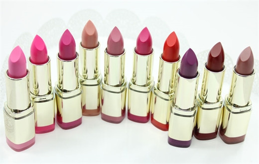 3. Milani Color Statement Moisture Matte Lipstick (5,49 $- khoảng 120.000đ) Milani là một hãng mỹ phẩm bình dân rất được ưa chuộng của Ý, tuy nhiên gần đây hãng mỹ phẩm này vừa trở thành sản phẩm được săn lùng khá nhiều tại Việt Nam vì chất lượng son rất tốt. Packaging được phủ một màu vàng óng đẹp mắt, chất son lỳ nhưng vẫn cung cấp đủ độ ẩm cho môi, khiến môi không quá khô và bị bết.
