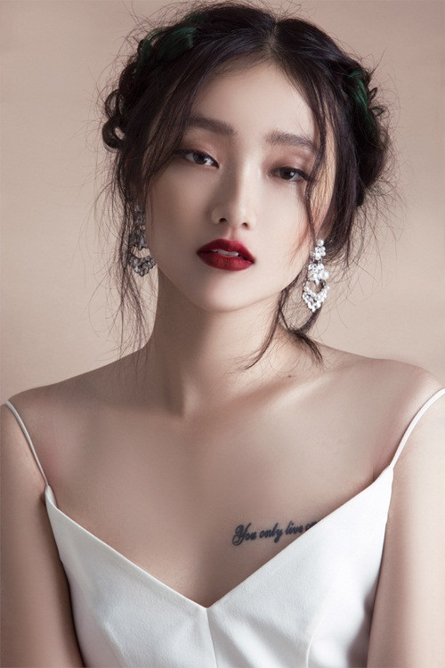 Linh Khiếu - em gái Siêu mẫu Trang Khiếu. Dù chỉ mới 18 tuổi nhưng cô em gái ruột của Quán quân Next Top Model Trang Khiếu đã lộ rõ những tố chất tiềm năng của một người mẫu thực thụ. Sở hữu khuôn mặt thuần chất Á Đông và từng xuất hiện khá "nhuyễn" trên các tạp chí thời trang trong nước, Linhh Khiếu hứa hẹn là gương mặt triển vọng của làng mốt Việt.