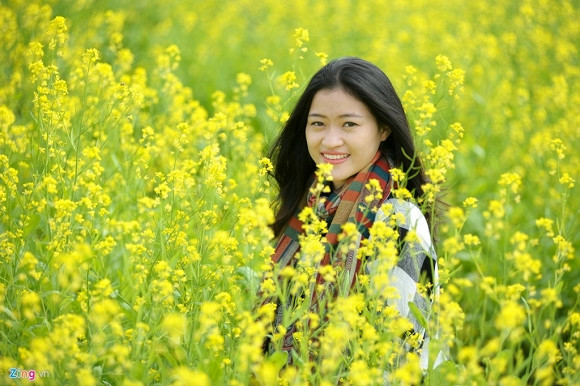Vườn cải gần trường Đại học Nông Nghiệp Thời điểm cuối tháng 11 là mùa hoa cải bắt đầu. Giới trẻ Hà Nội lại nô nức kéo nhau về các vùng ngoại thành nơi hoa cải vàng đang rực rỡ khoe sắc.