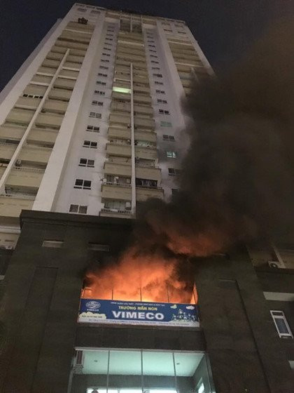 Việc để xảy ra cháy đôi khi là do ý thức của người dân nhưng phần lớn ở các chung cư giá rẻ, công tác phòng cháy chữa cháy chưa được chủ đầu tư chú trọng đúng mức. Trước đó 18h ngày 28/11/2016, nhiều người dân chung cư Vimeco, đường Nguyễn Chánh, Hà Nội rơi vào phen hoảng loạn khi một đám cháy bất ngờ bùng phát tại tòa CT2 trong tổ hợp 3 tòa nhà 25 tầng này. (Ảnh: Đầu tư chứng khoán)