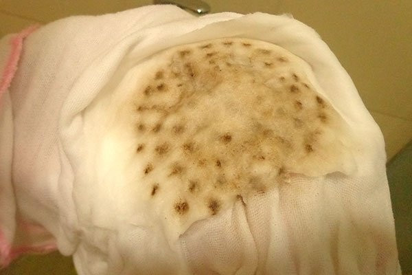 Nước đóng cặn bẩn trên miếng bông sau khi xả tại chung cư Meco Complex (Ảnh: Báo Giao thông)