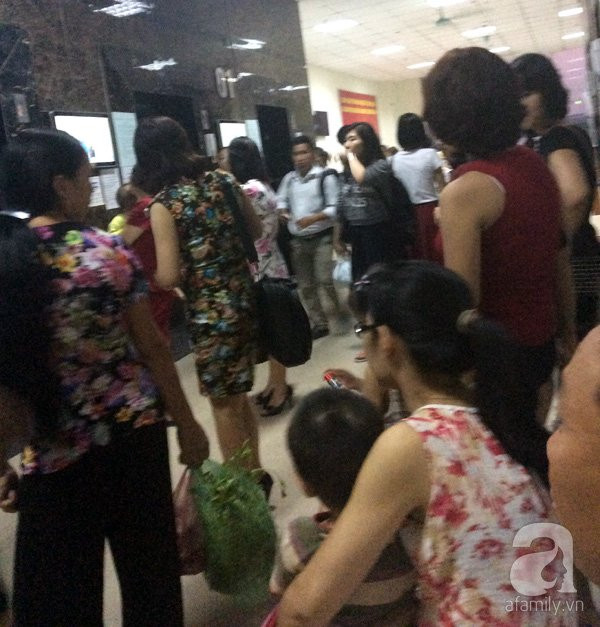 Dân Chung cư Kim Văn Kim Lũ thường xuyên phải chịu cảnh chờ đợi thang máy trong mệt mỏi (Ảnh: Afamily.vn)