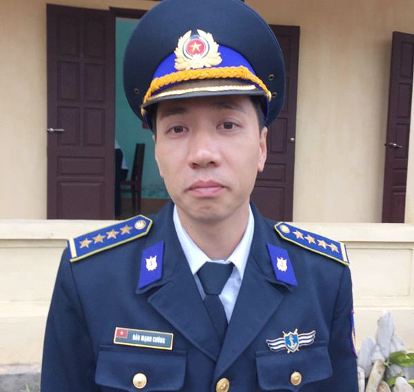 Cũng có CSB chia sẻ thật lòng: Ở đảo không thiếu gì, chỉ nhớ vợ thôi! Ai cũng gật gù "đúng là đảo không còn quá xa như trước, vì tàu ra nhiều, đời sống vật chất được quan tâm hơn, nhưng vợ chồng biền biệt, số ngày gặp nhau chỉ đếm trên đầu ngón tay". CSB Nguyễn Thế Long, phó Hải đội trưởng Quân sự Hải đội 101 (Bộ Tư lệnh Vùng 1) kể, có những đợt sóng lớn, CSB chỉ có duy nhất một tư thế là nằm ăn. "Nhưng không phải vì say sóng mà vì sóng dập dồn dập không thể ngồi để cầm chén đũa được. Để ăn được cơm chỉ có thể nằm ra, ghé bát vào miệng để gạt cơm vào..." - anh Long nhớ lại.