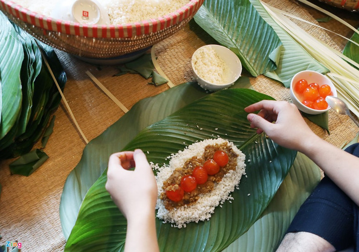 Ngoài ra, thế hệ trẻ đời thứ 2 của gia đình tự sáng tạo cho mình những chiếc bánh tét biến tấu sử dụng nhân đỗ ngọt với trứng muối.