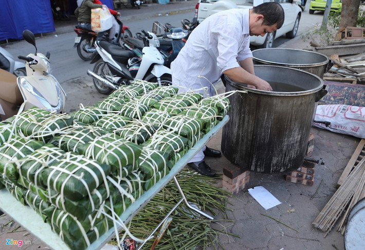 180 chiếc bánh chưng được xếp vào nồi chuẩn bị luộc trong 12 tiếng. Sau khi vớt, bánh sẽ được chia đều cho các thành viên trong đại gia đình để mang về thắp hương đón năm mới Đinh Dậu.