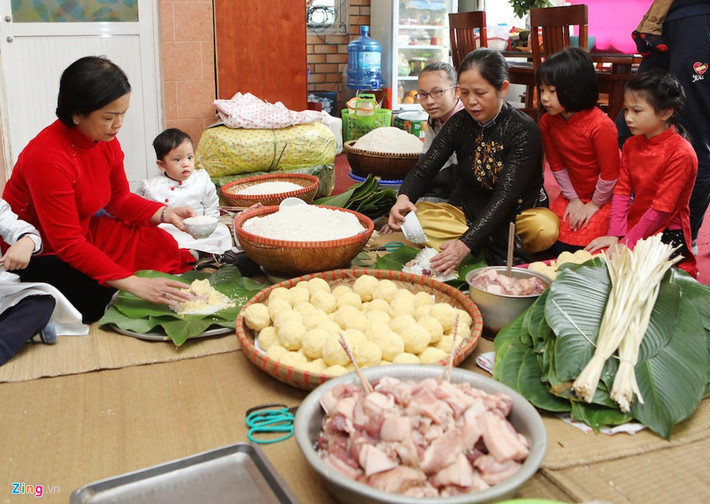 Mọi thành viên đều ăn mặc thật đẹp để tham dự ngày hội gói bánh chưng. Riêng trẻ em và phụ nữ diện áo dài.
