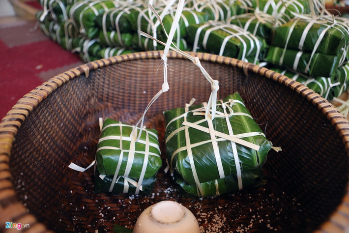 Mọi người cũng không quên gói thêm những chiếc bánh chưng cỡ nhỏ để dành cho các cháu bé, mỗi em một cái.